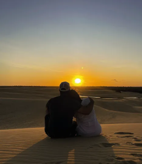 Casal assistindo pôr do sol